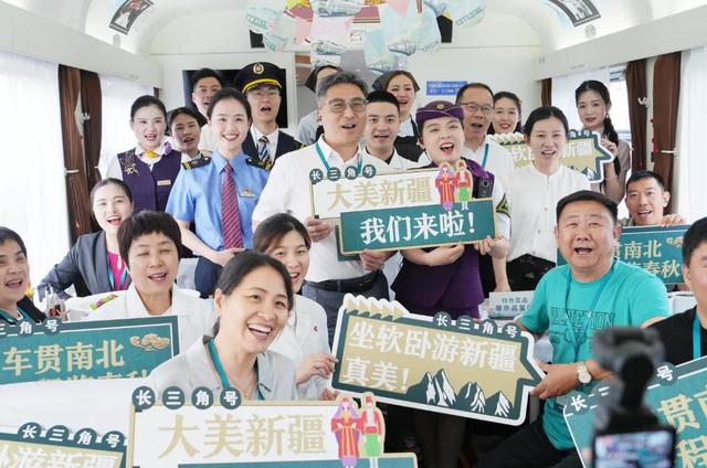 人民铁道报头版头条!银发列车开进新疆,服务细节暖到心