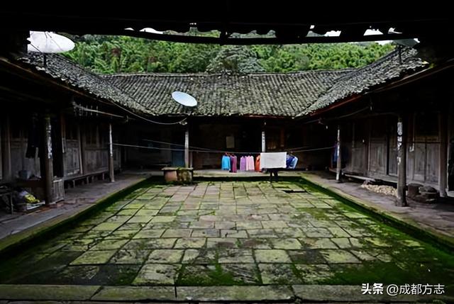 成都向西1.5h！这里藏了个“三色”宝藏小镇→