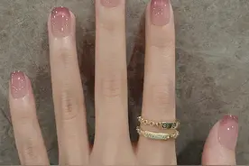 裸粉猫眼石美甲：好好看图片