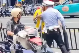 上海辅警抢夺外卖员手机后续，外卖员已经被拘 15 日图片
