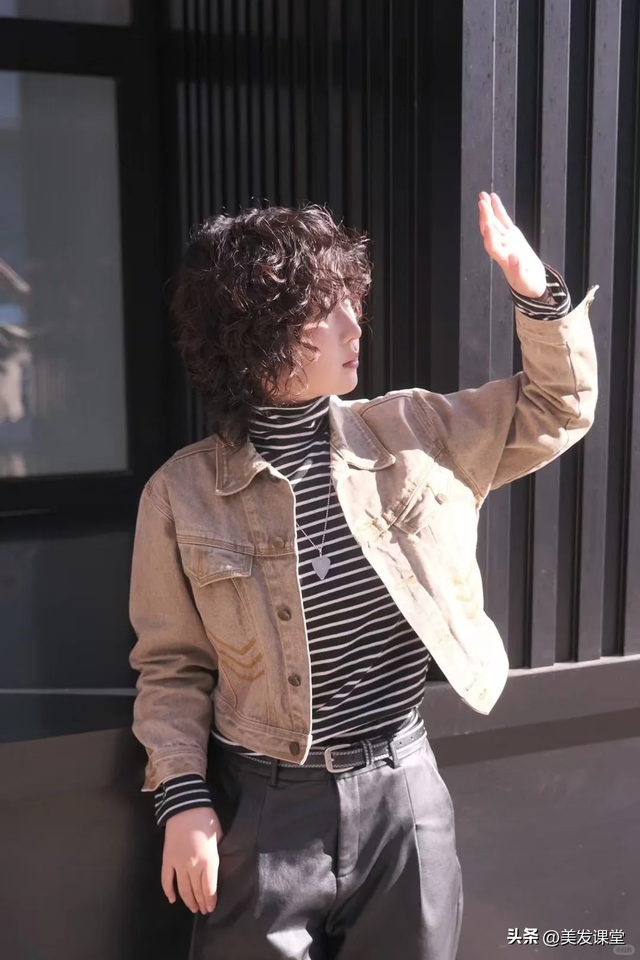 三种很流行的女生烫发发型， 慵懒蓬松很优雅，极具高级感