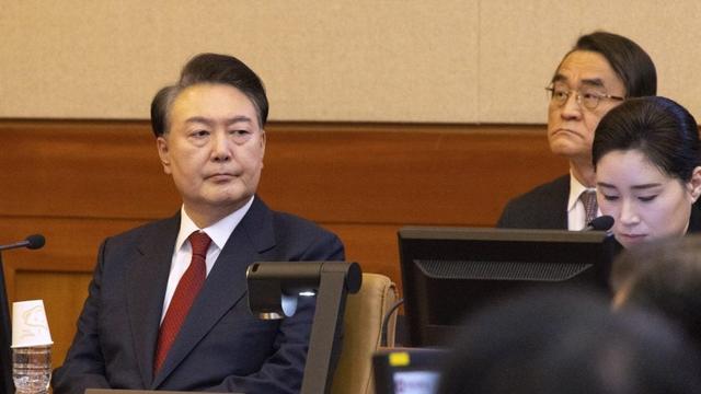 一听有机会出去，尹锡悦立马变脸，只要不被判死刑，他都愿意配合