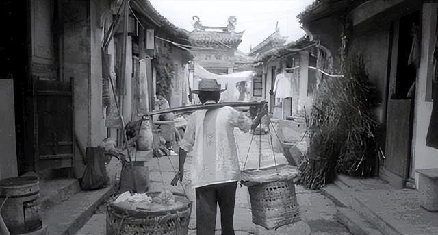 土匪马玉仁洗劫小镇，掳走几十个姑娘，却被国共双方共同认作英雄