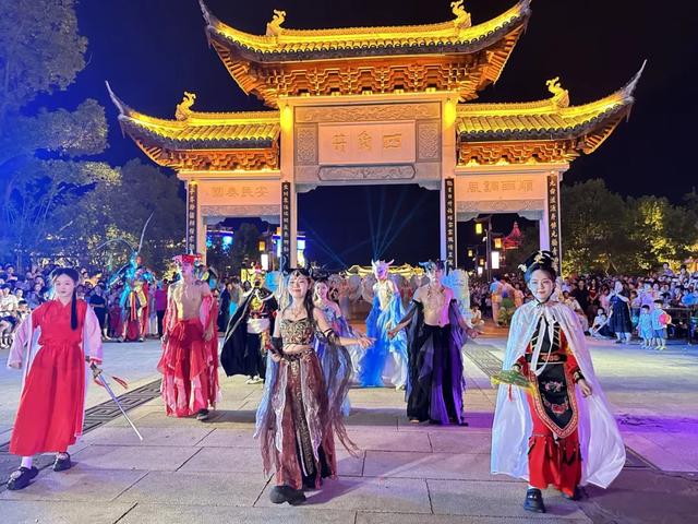 连城：非遗机甲共舞山城 文旅盛宴点燃双节
