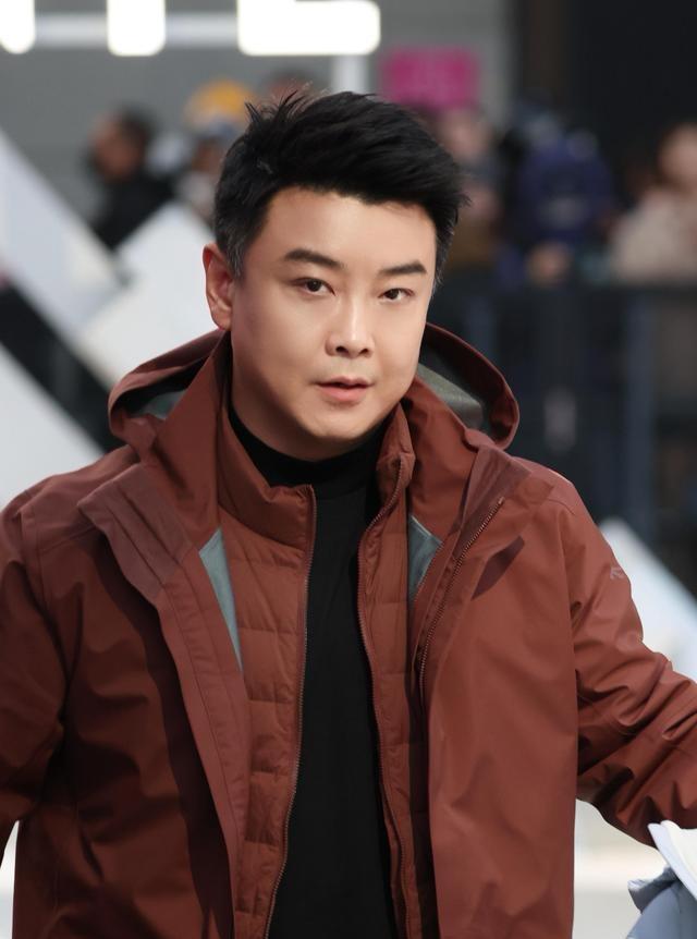 王皓不上班好年轻！两儿子神复制爸妈颜值