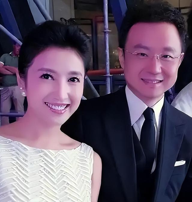 春妮没想到，丈夫刚强出席阅兵解说没多久，6岁儿子又给自己争光