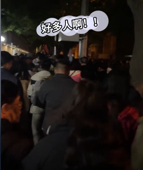 奇娜父母看升旗没哭，看完毛主席却崩溃暴哭，没想到被一小吃治愈