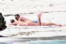 霉霉海滩"激吻"男友，网友想起章子怡，更质疑抖森"口味两极"图片