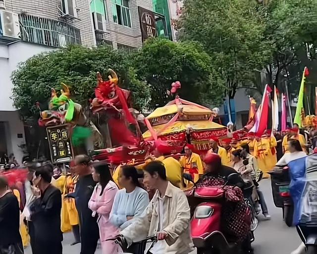 邵东富豪葬礼太轰动：街宴两条街，32人抬“二龙杠”引热议