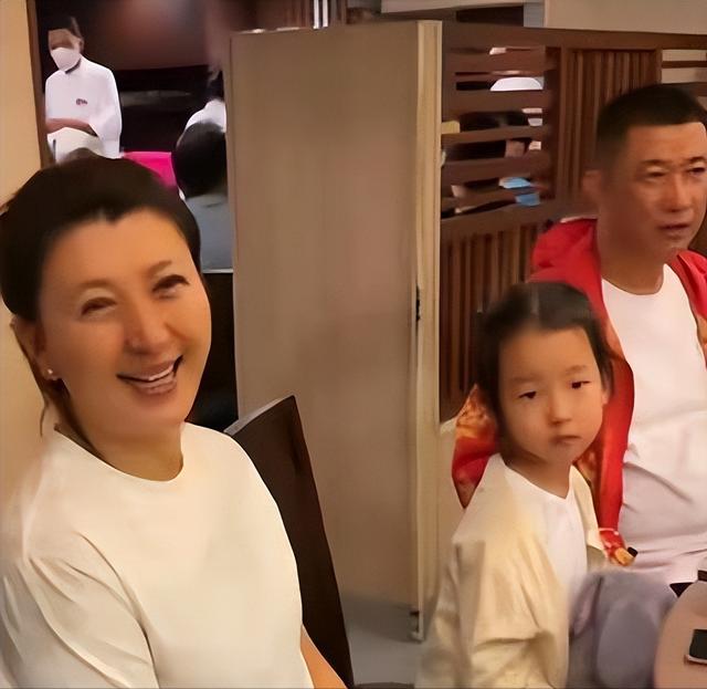 闫学晶风波终于落幕，6个男人惨遭牵连，儿媳与继女最不好过