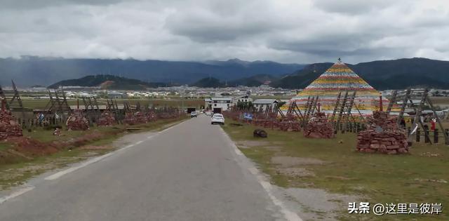 四元公交赏石卡雪山沿途风景
