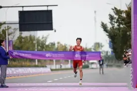 选手何杰“被保送”半马冠军？ 赞助商：目前情况还在确认与多方调图片