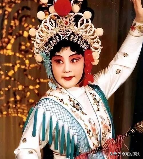 吃里爬外，永不回国？她带领30名演员选择留美，如今年过花甲归来