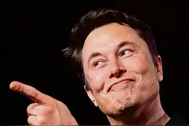 马斯克超绝审美从哪来？母亲21岁拿下选美冠军，金发长腿笑眼弯弯图片