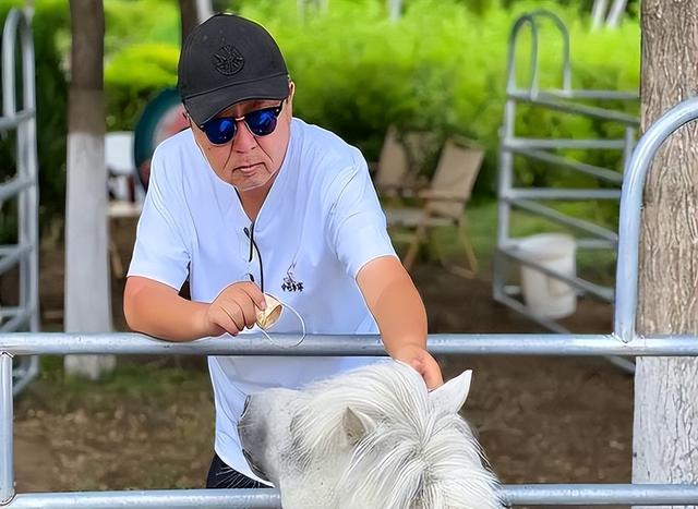 不查不知道一查吓一跳，坐拥北京60亩马场的于谦，私下到底有多壕