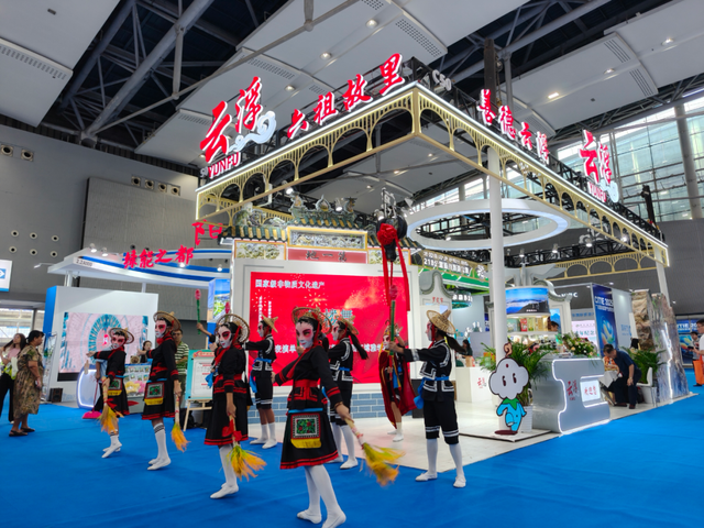 2025广东旅博会开幕 云浮展区成“人气打卡点”