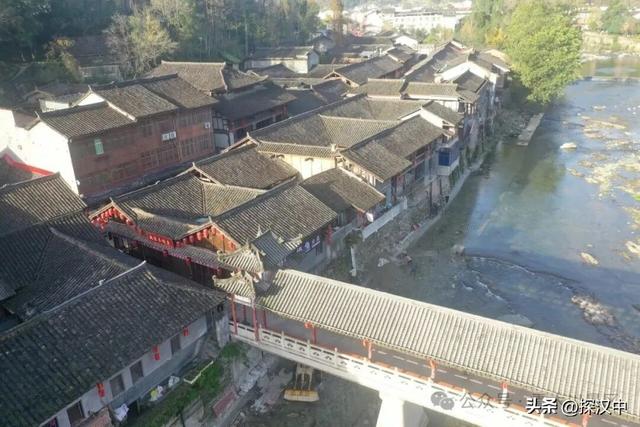 在青木川，于三省交界处，时光停驻时