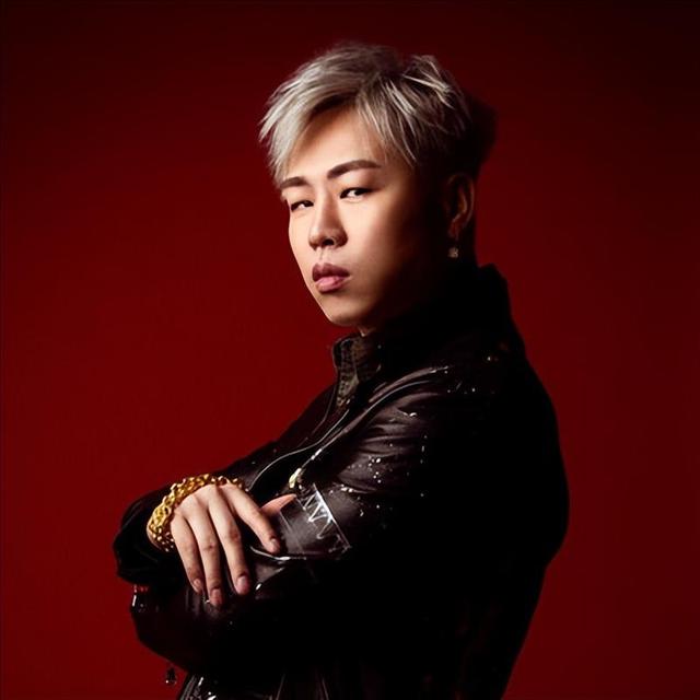 出道二十五年歌红人不红，因前女友被网暴，如今42岁终于苦尽甘来