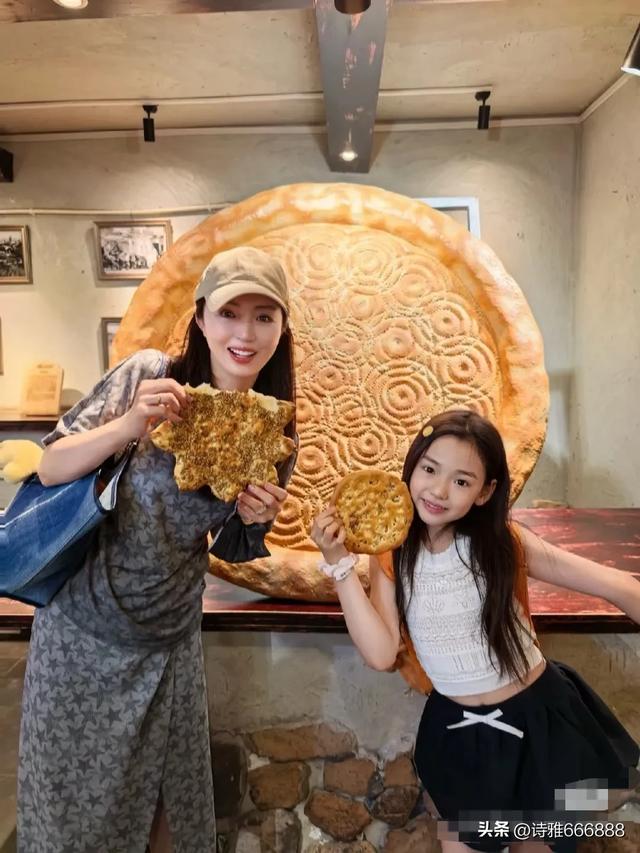 佟丽娅带董璇和小酒窝在新疆吃喝玩乐，两位姐姐都美得很高级！