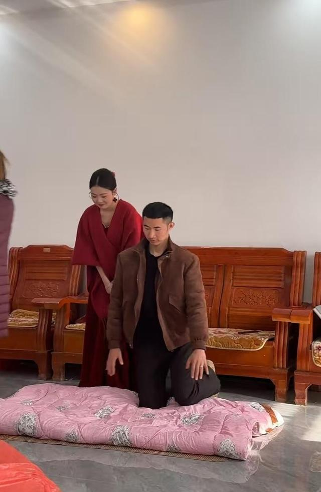 婚礼上新娘天庭饱满意外走红，明艳动人成焦点，网友：美到心坎了