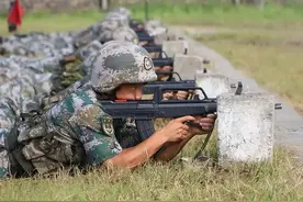 为何解放军的步枪上，普遍没有瞄准镜？是为了省钱还是没必要？图片