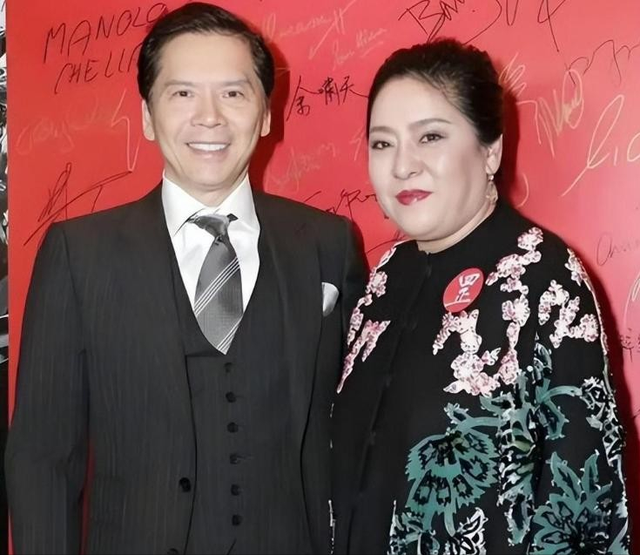 向府治丧现场大批警员戒备！向太向佐露面，遗嘱分配曝光出乎意料