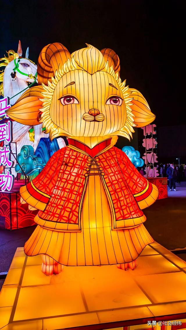 首秀!第 40 届秦淮灯会南部新城分会场 亮灯马年灯影芬兰风情出彩