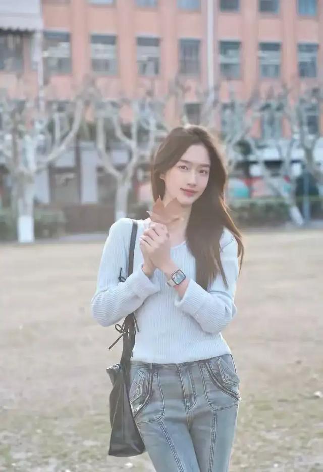 四川大学校花廖雨苇好美，五官精致，倾国倾城，美得让人移不开眼