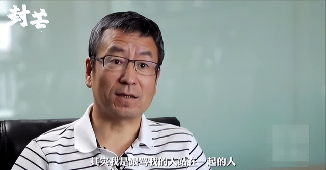 “央视一哥”白岩松，因一句话“跌落神坛”，如今57岁老到认不出