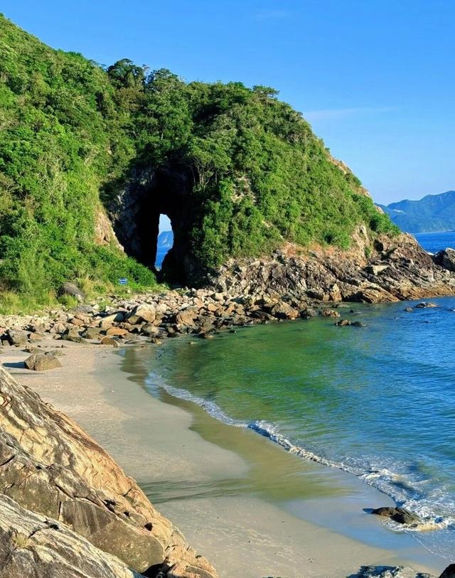 深圳版“圣象天门”海蚀奇观！东涌穿鼻岩免费开放啦