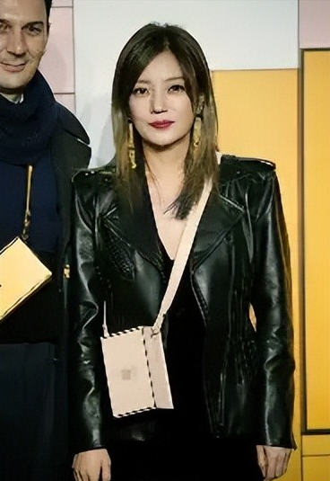 胃癌传闻澄清才半年	，49岁赵薇再迎坏消息，连累的何止闺蜜李湘！