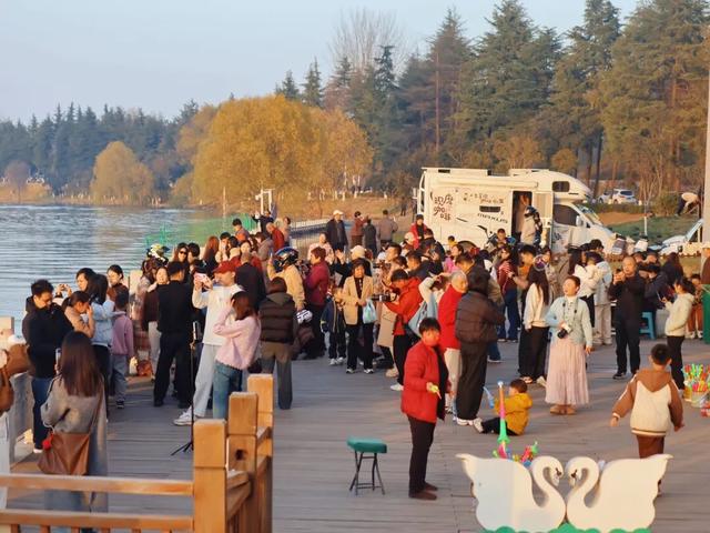 网红大桥下：三门峡的周末热度藏着新答案