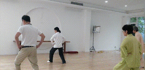 中老年练太极，别急着打套路！先练5个基本功	，腿脚稳、腰背松！