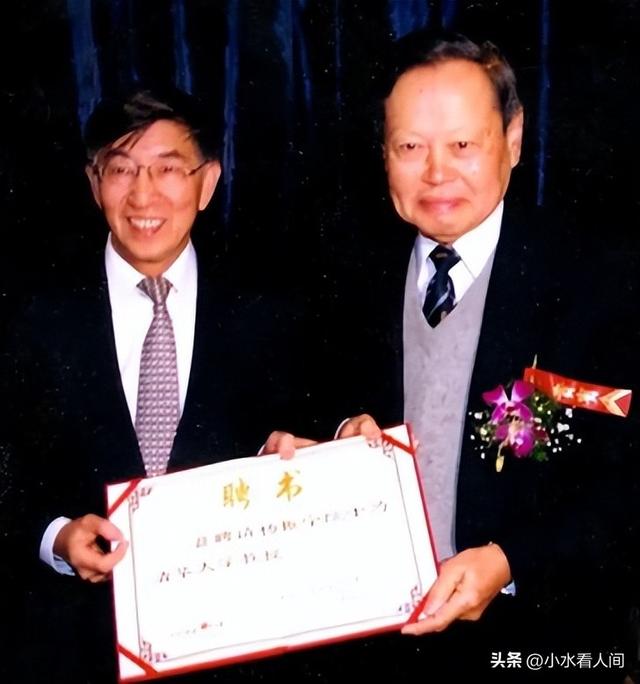 杨振宁刚去世，翁帆终于发声，字字催泪，清华大学吊唁堂细节感人