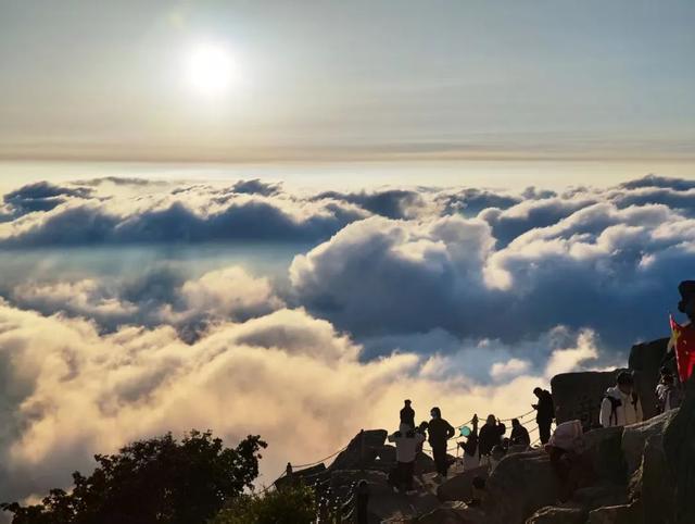 泰山日出云海：山巅的一场盛大晨光宴