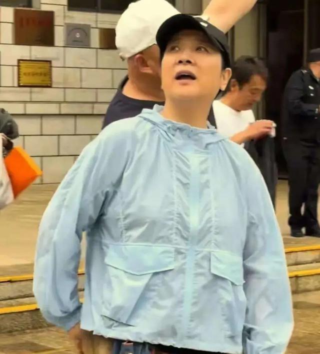 她是国家一级女演员，多次给坐轮椅丈夫戴绿帽，如今儿子也是演员