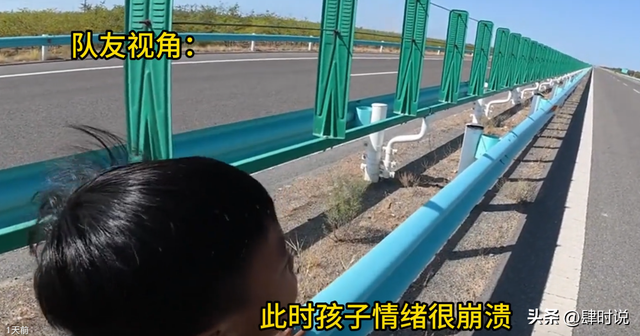 亲爹把儿子扔新疆国道上，妈妈烈日徒步1.5公里寻找，后续很寒心