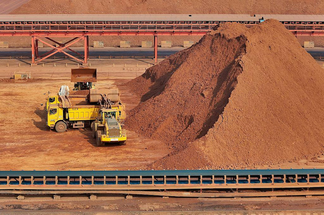 卡住美国军工脖子！中国一夜制裁20家美企，美国为何罕见认怂？