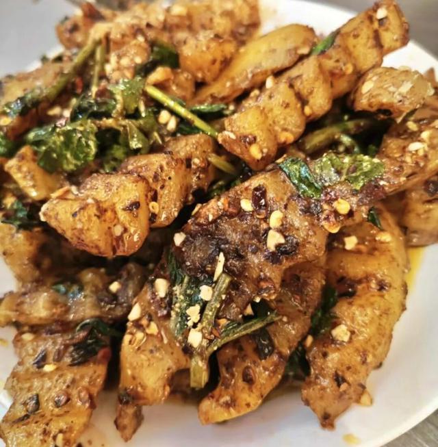 不输昆明！高铁可达20℃暖冬小城，泡温泉晒太阳水果随吃！人少物价低，6元就嗦粉！