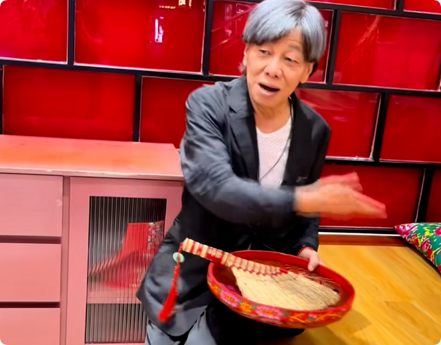 梁小龙去世不到24小时，恶心的一幕发生了，成龙发文吊唁字字催泪