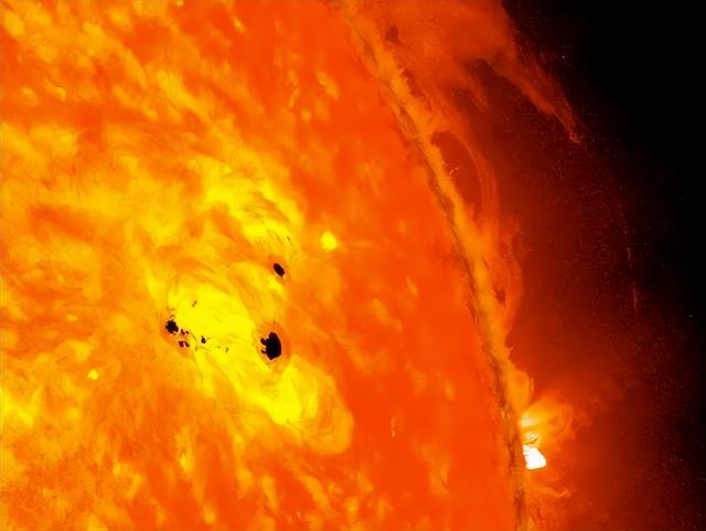 太阳惹的祸？300 颗卫星坠向地球，1.5 亿公里外“能量炸弹” 正逼近