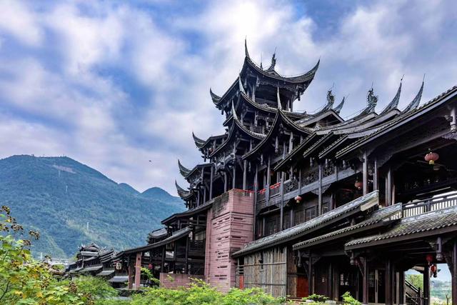 酉阳濯水：在飞檐与云雾间，撞见千年的烟火