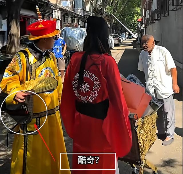 故宫红墙下惊现“活溥仪”！横店抢着邀约，老奶奶激动站起求合影