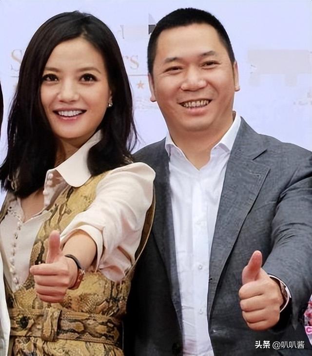 面相又变了！49岁赵薇广东吃饭，又老又瘦没架子，却再无回头路走