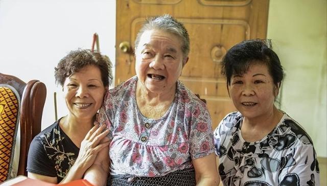 她从大队书记到中央候补委员，84年被开除党籍，退休后住进深山中