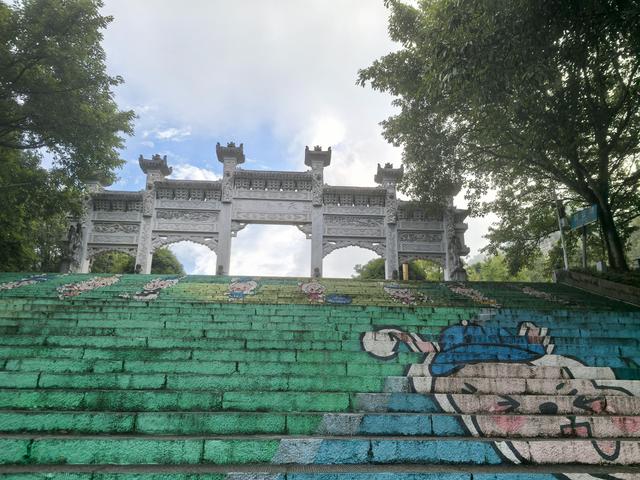 云阳县登天梯记：欲上山顶虽然累，无限风光在梯顶