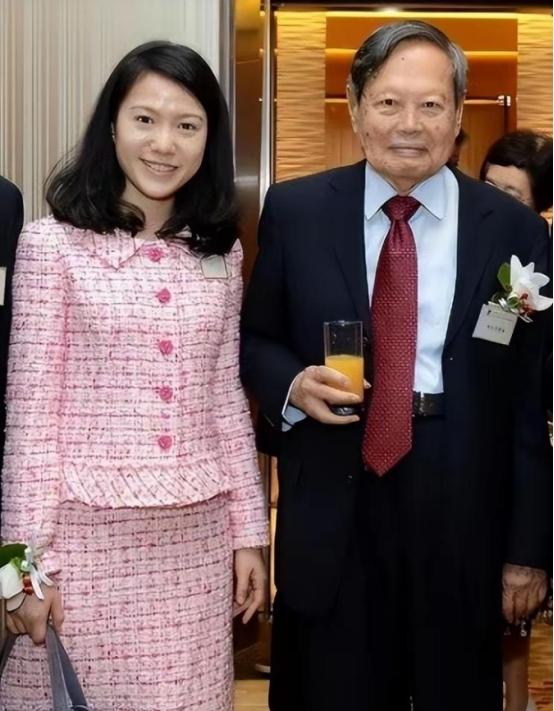 站在比世俗更高维度看翁帆，才知：被可怜的她，才是真正人生赢家