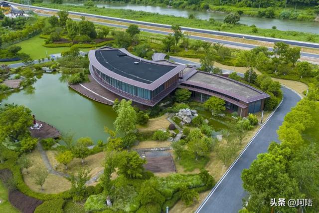 杭州有个钱江经济开发区地处余杭，还在曾经的獐山石矿场建起公园