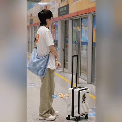 7月16日，国乒平安到达北京，莎莎vip，王楚钦被围拍
