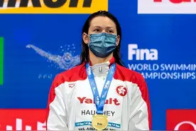 何诗蓓领奖时不唱国歌遭网友怒怼，到底刻意为之，还是另有隐情？图片